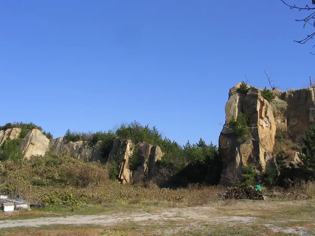 砕石現場跡